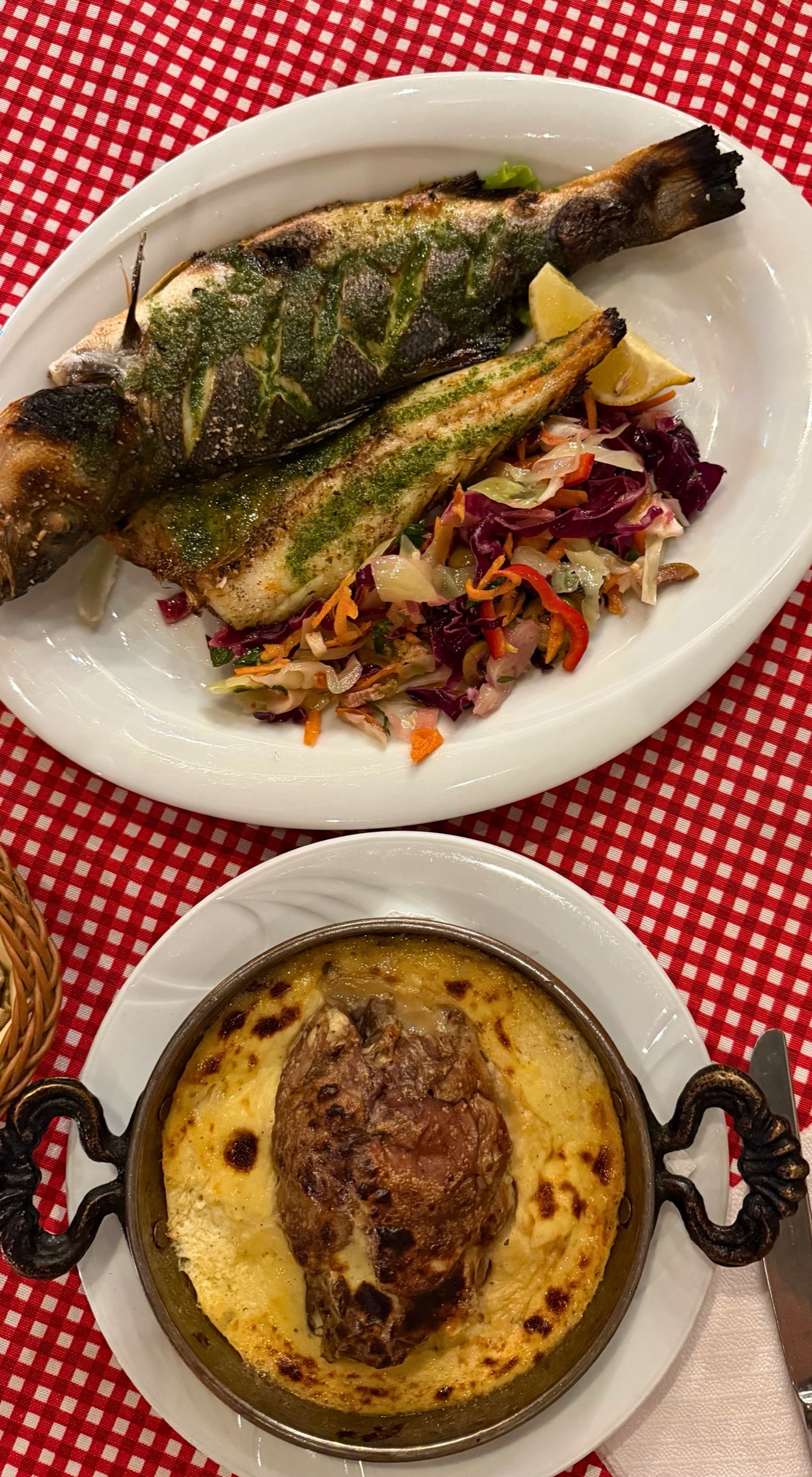 Tavë kosi and grilled lake fish served at Vila Bekteshi in Shkodër.