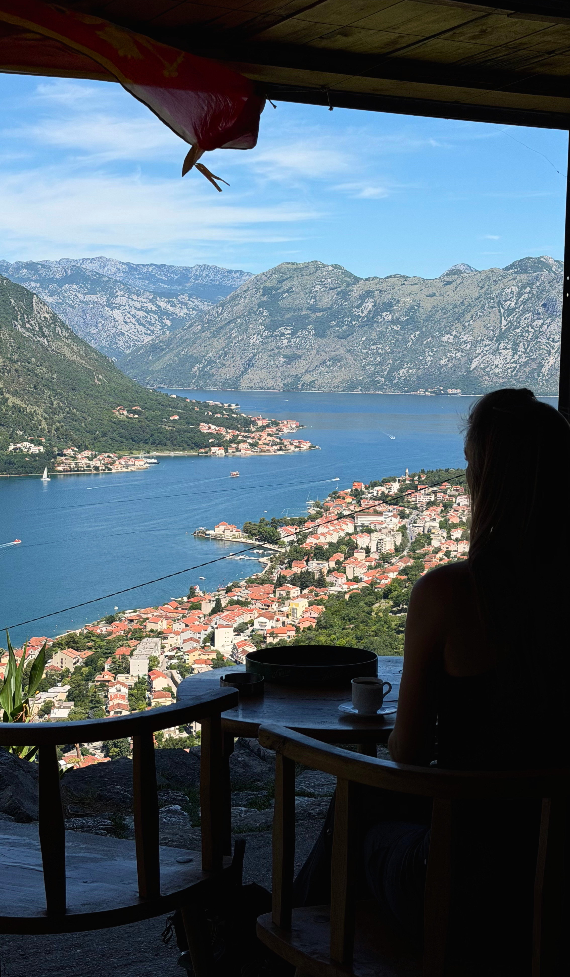 A shaded coffee stop partway up the climb, the bay visible below.